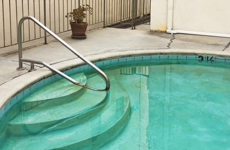 泳池墙壁和地板上的绿色污渍可能是泳池水中铜含量过高的迹象。